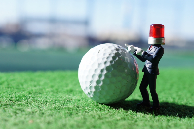 ゴルフ練習場のボールは飛ばない コースボールとの違いは 曲がりやす Golf Addict Club