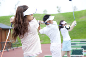 ゴルフの打ちっ放しデートでの女性の服装やおすすめの持ち物は？