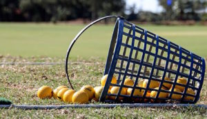 ゴルフ練習場のボールは飛ばない？コースボールとの違いは？曲がりやす？