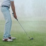 雨の日のゴルフ観戦の雨具はカッパと傘どっちがいい？靴やリュックは？