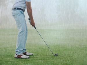 雨の日のゴルフ観戦の雨具はカッパと傘どっちがいい?靴やリュックは?