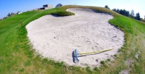 ゴルフのルール　バンカー内でレーキに当たった！動かしてボールが転がったら？