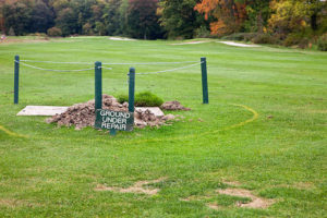 ゴルフの修理地はそのまま打つことができる？ルールでの処置や救済は？