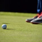 グリーン上でパターの素振りでボールに当たったら？｜ゴルフの新ルール
