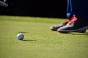 グリーン上でパターの素振りでボールに当たったら？｜ゴルフの新ルール